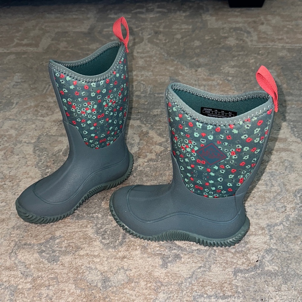 Girls muck boots size 13
